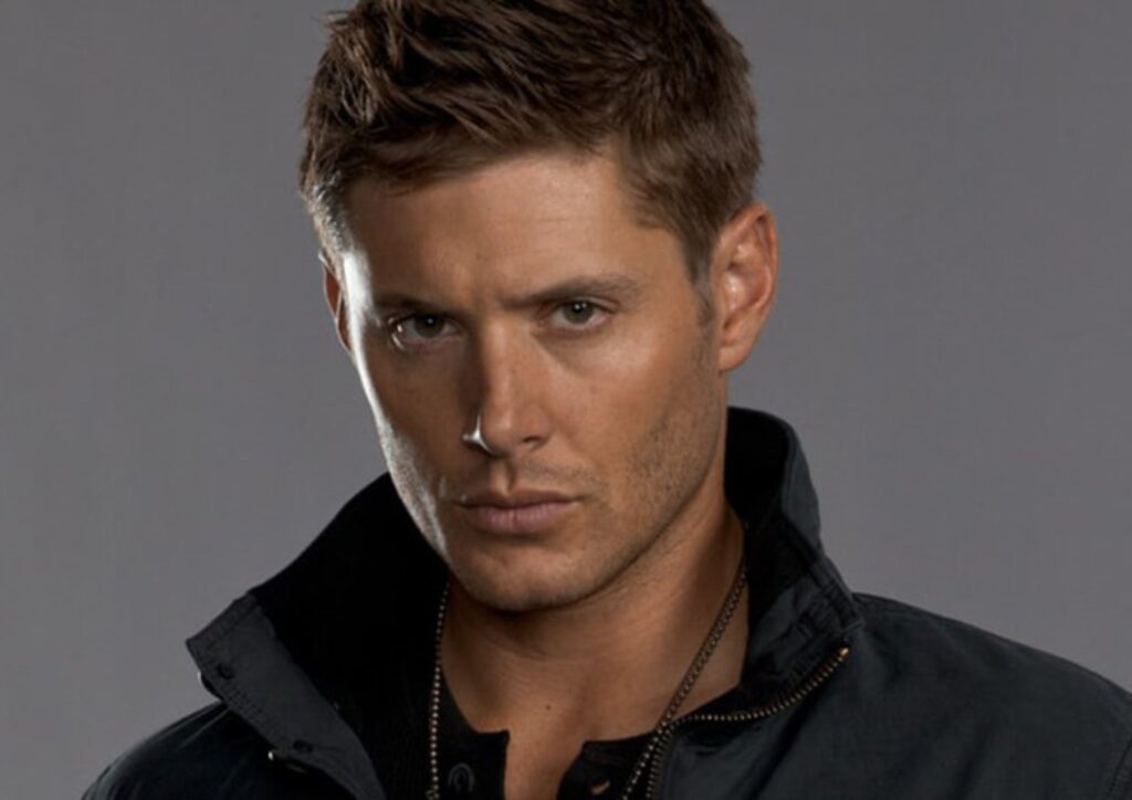 Referência do Dean Winchester da série Supernatural em fundo cinza