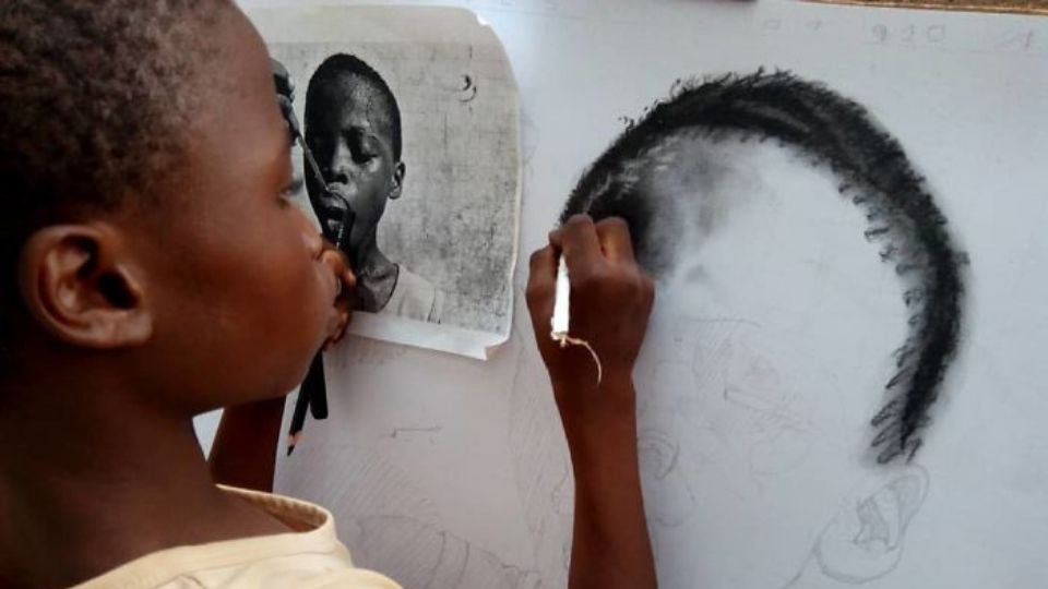Desenhista realista de 11 anos da Nigéria, ilustrando que existe talento para desenhar.