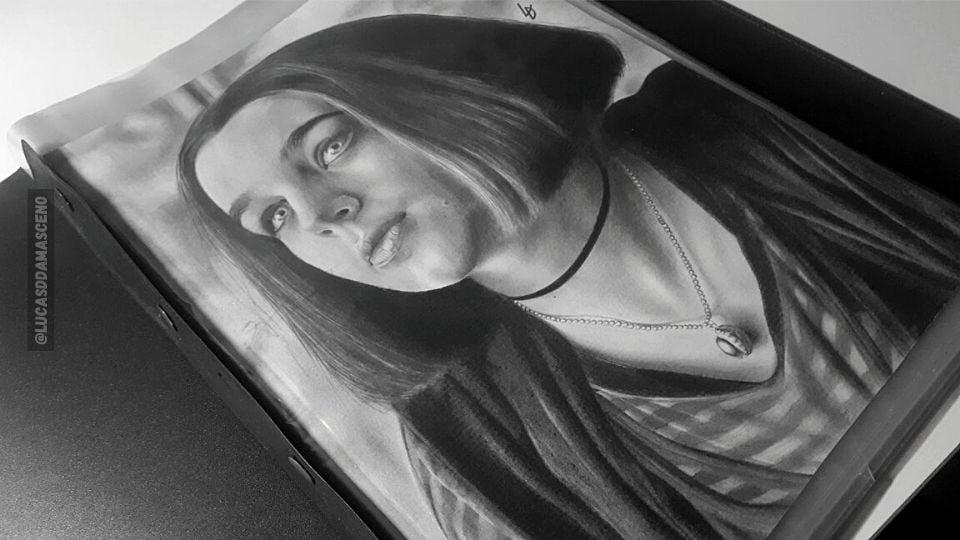 Desenho realista da Ravena numa pasta, mostrando que precisa esperar um dia guardado.