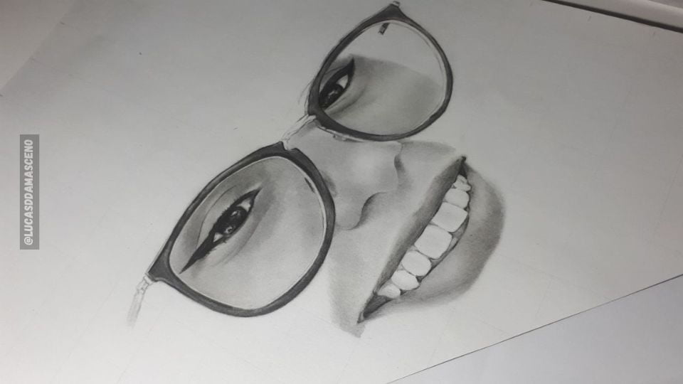 Desenho realista de uma encomenda, ilustrando que dou dicas para desenhistas enquanto trabalho.