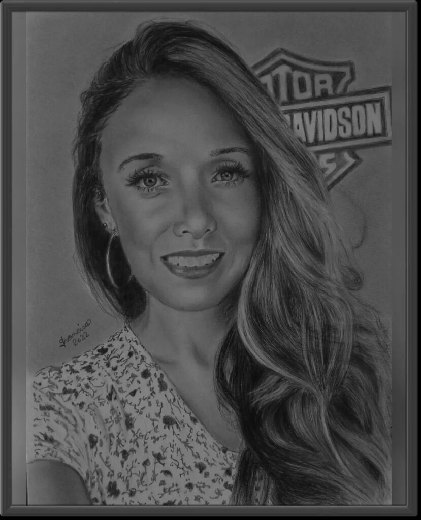 Desenho realista de uma mulher sorrindo feito pelo desenhista Francisco Arte, ilustrando que desenhar estimula nossa criatividade.