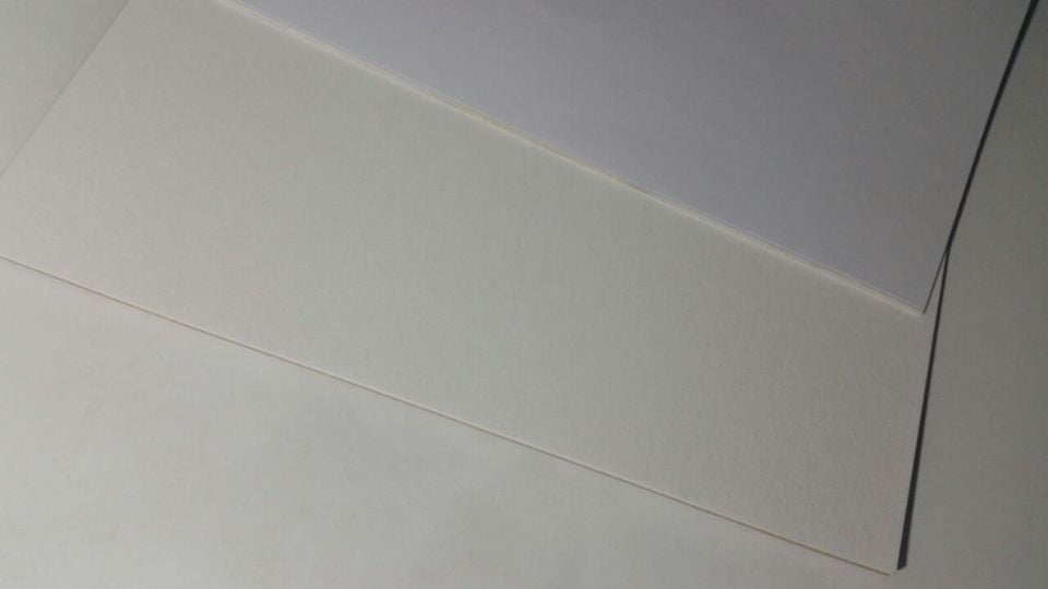 Dois tipos de papéis de cores diferentes, ilustrando a importância de escolherem bem.