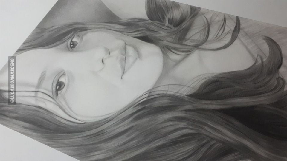 Encomenda de desenho realista de um retrato feminino, ilustrando como são os pedidos desse trabalho com desenho.