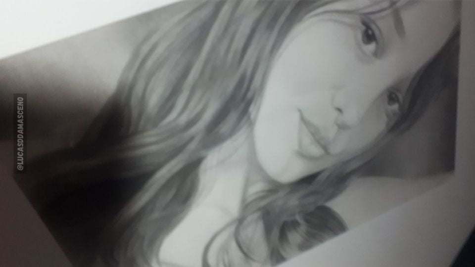 Foto de baixa qualidade de uma encomenda de desenho realista de um retrato feminino, ilustrando o que não fazer trabalhando com desenhos.