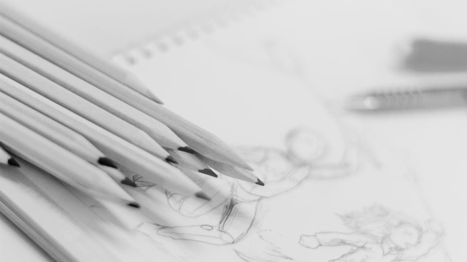 Lápis sobre um papel, ilustrando a importância de testar vários estilos.