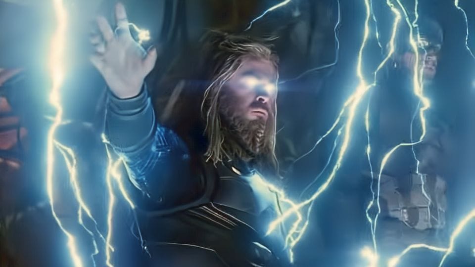 Meme do Thor energizado, ilustrando a sensação de ter vários materiais de desenho.