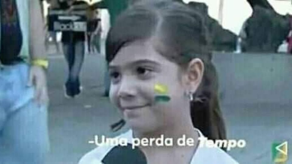 Meme uma perda de tempo, ilustrando a futilidade das brigas entre desenhistas.