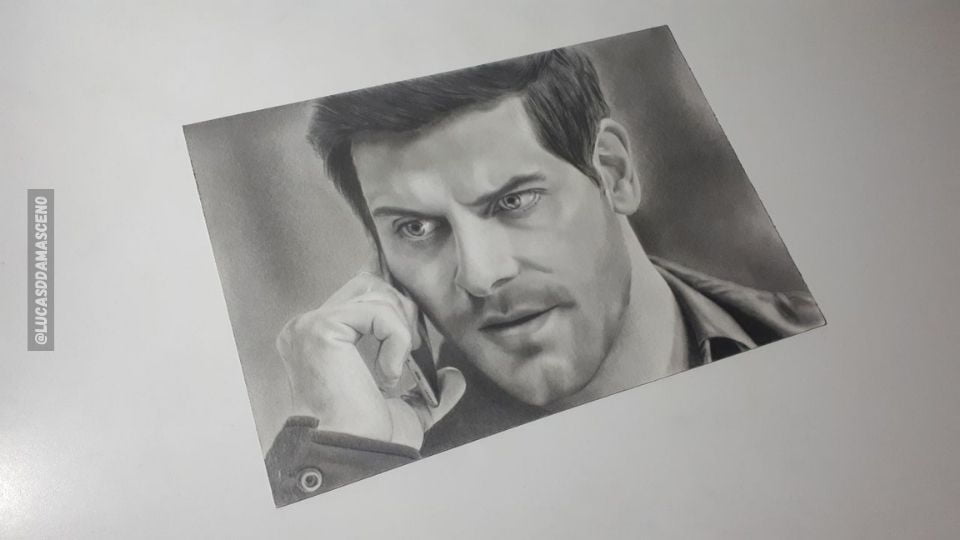 Meu desenho realista do Grimm na minha mesa de desenho organizada sem nenhuma bagunça.