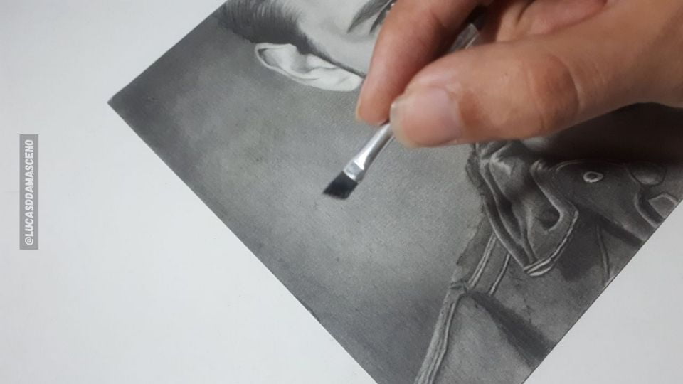 Meu pincel de maquiagem para esfumar desenhos, ilustrando um material que gosto.