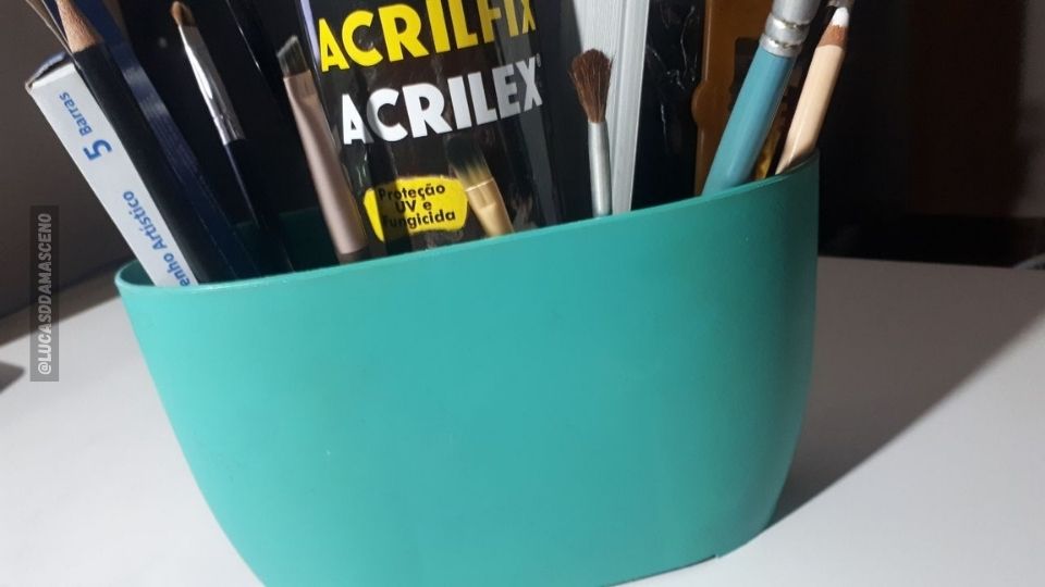 Meus principais materiais de desenho realista organizados dentro de um pote azul.