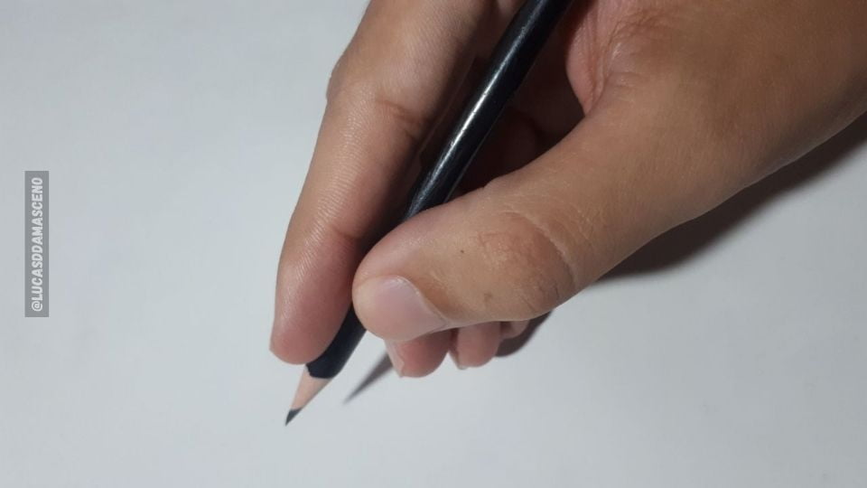 Minha mão segurando um lápis, ilustrando que a hora de desenhar é só para desenhos.