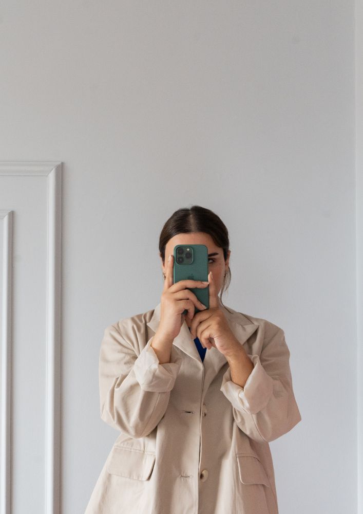 Mulher na parte de baixo de uma foto, ilustrando uma referência ruim por ter muito espaço em branco.