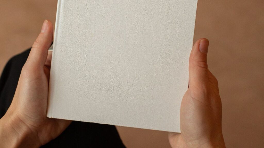 Um papel em branco, ilustrando a falta de inspiração para desenhar.