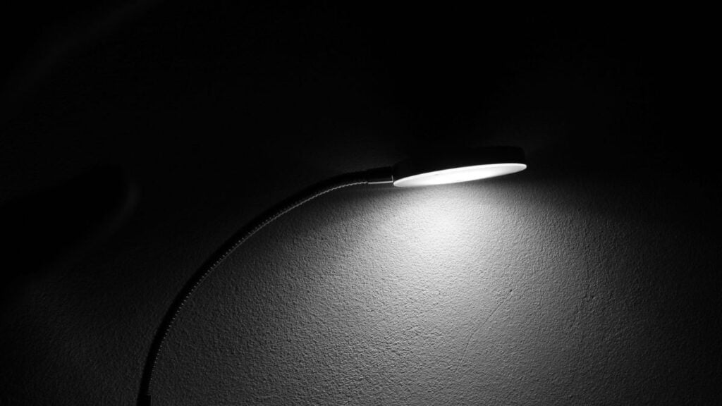 Um poste de luz escuro em cima e claro embaixo, ilustrando o conceito de luz e sombra no desenho.