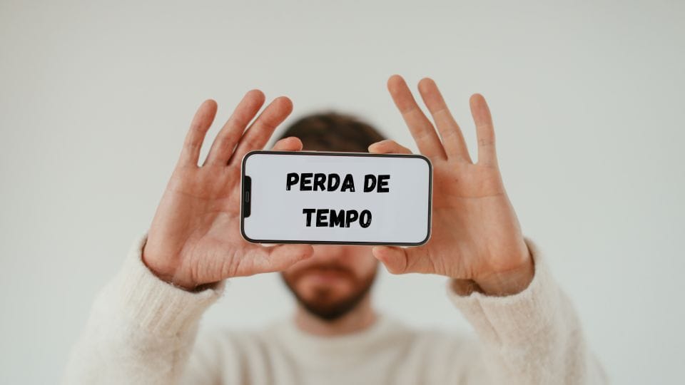Homem mostrando uma foto no celular escrito perda de tempo, ilustrando que desenhar várias partes do desenho ao mesmo tempo só atrapalha.