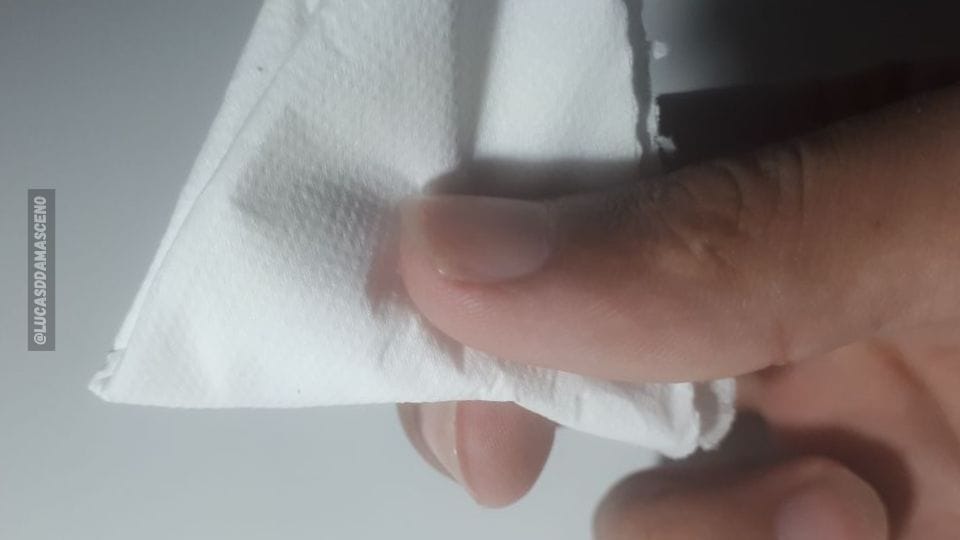 Lenço de papel bem limpo para esfumar, ilustrando que precisam evitar esse erro no desenho.